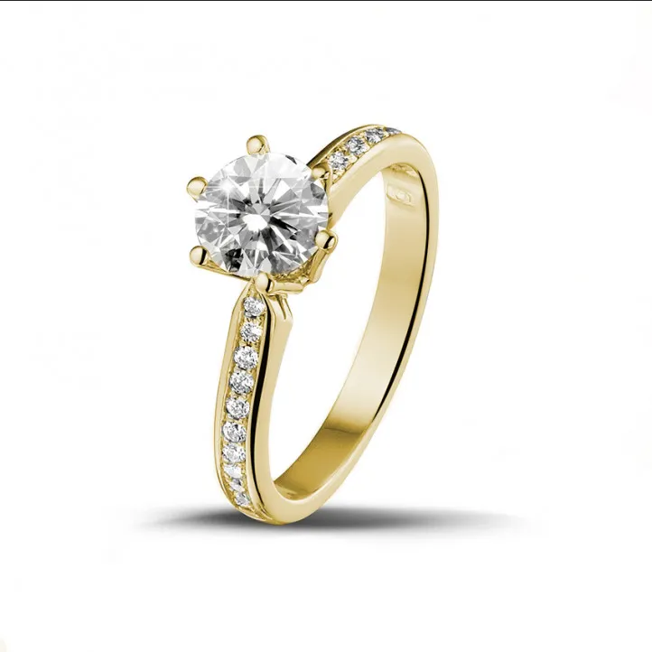 0.90 quilates anillo de oro amarillo de diamantes con diamantes en los lados 