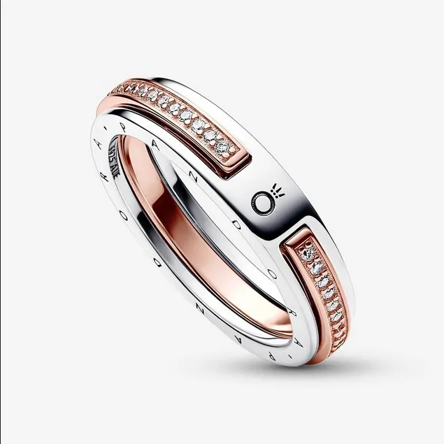 Anillo Logo y Pavé en Dos Tonos Pandora Signature 182773C01
