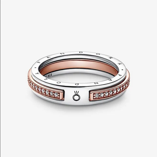 Anillo Logo y Pavé en Dos Tonos Pandora Signature 182773C01