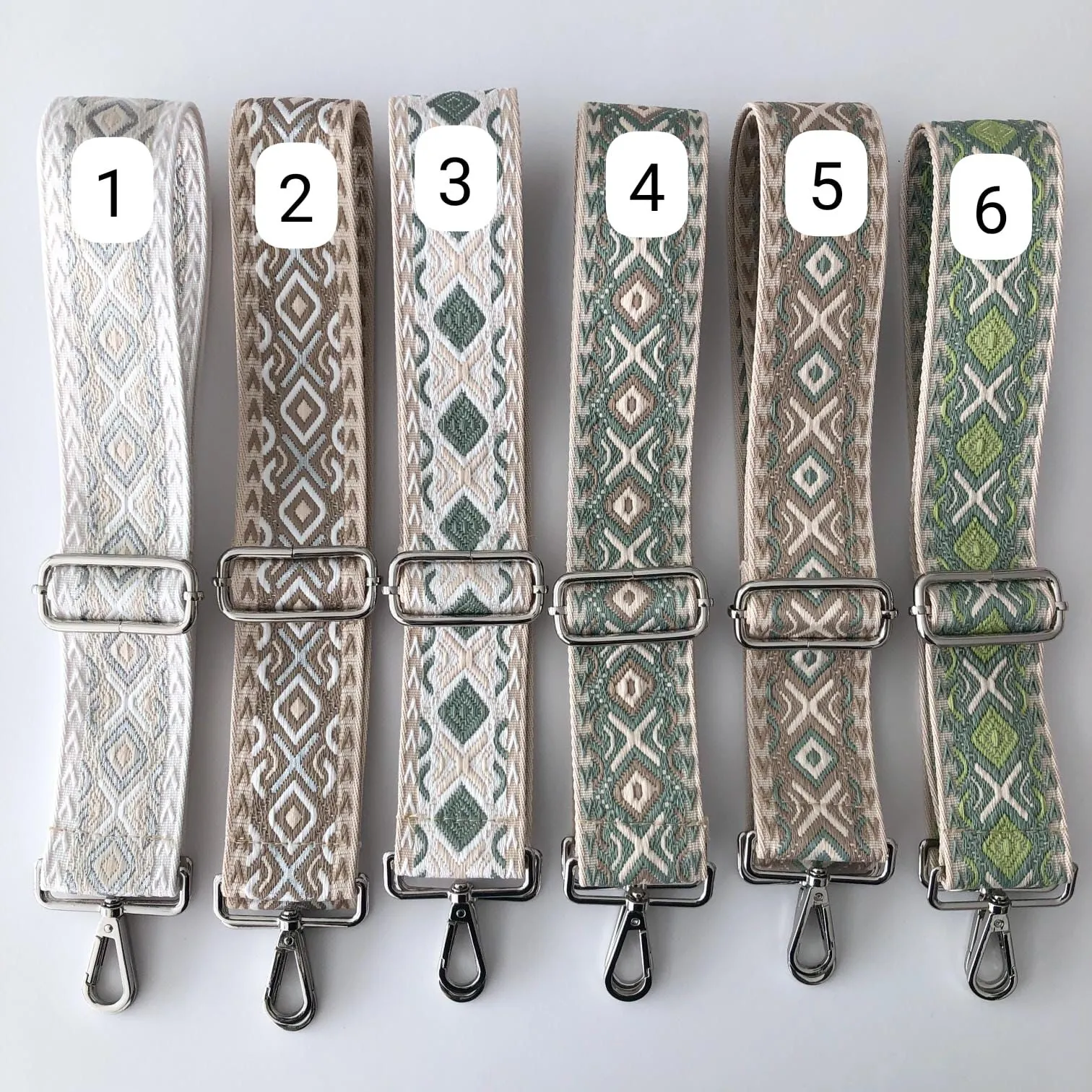 Bandolera piel ovalada marrón iniciales bordadas
