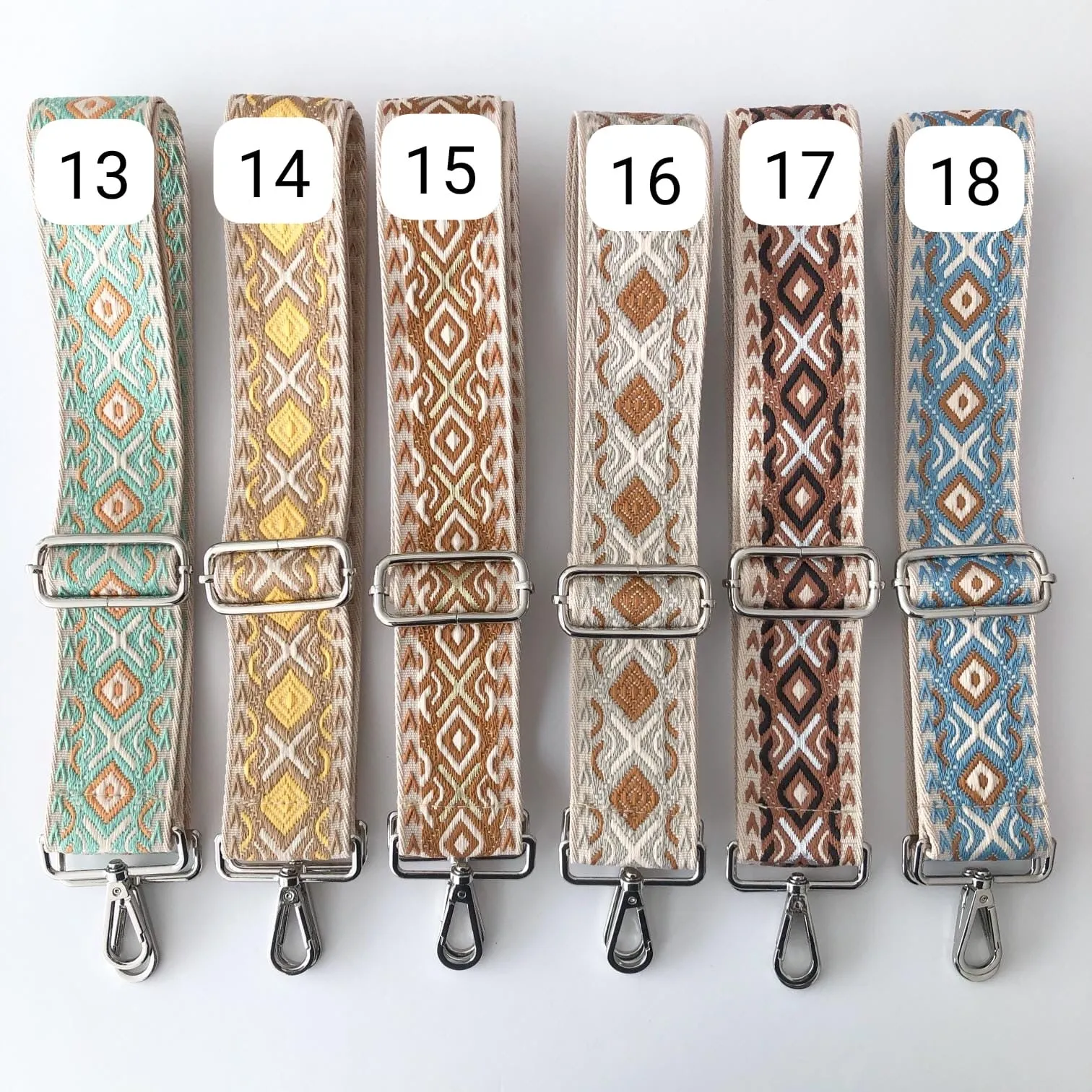 Bandolera piel ovalada marrón iniciales bordadas