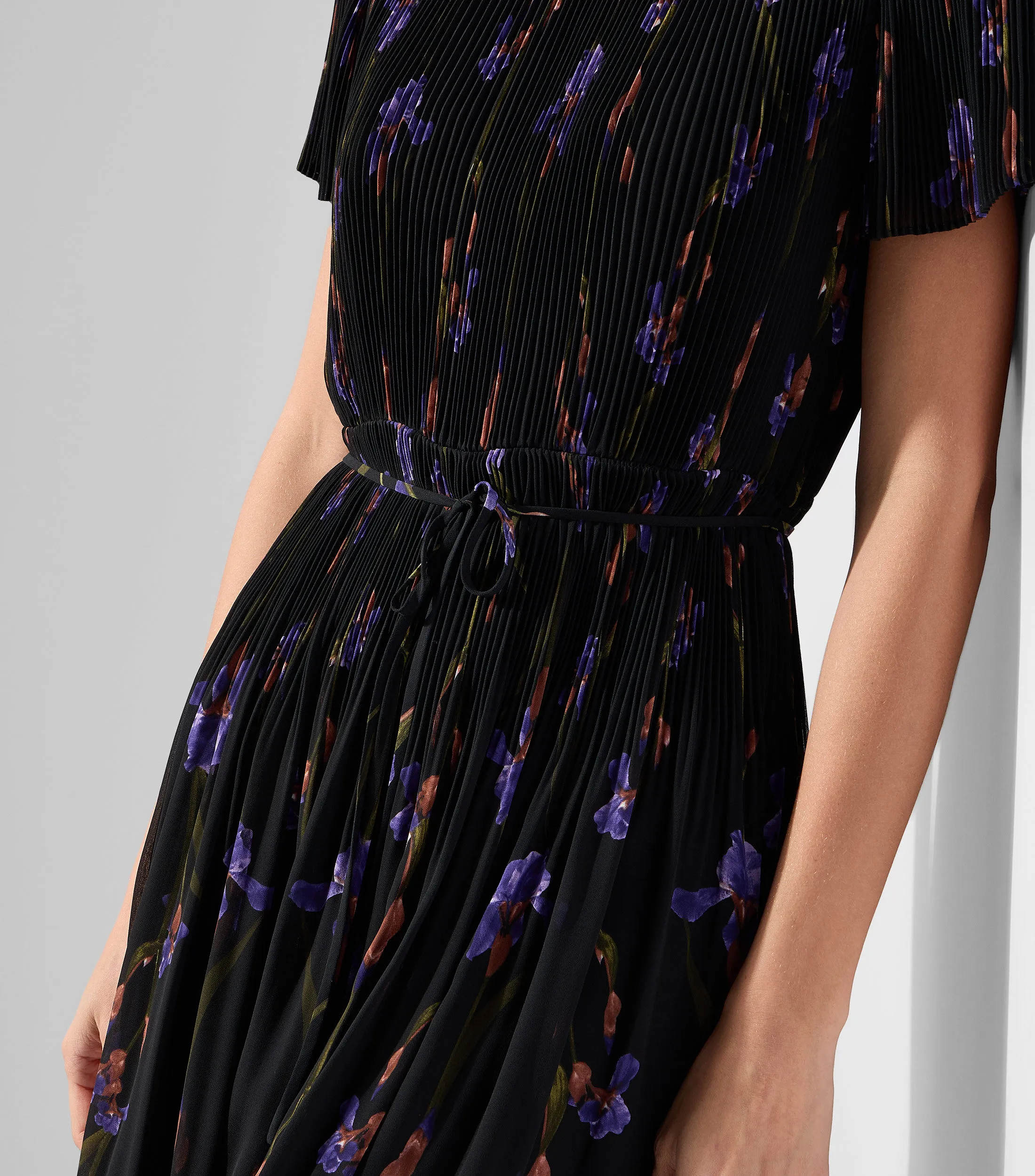BCBGMAXAZRIA Vestido Corto manga corta estampado Mujer