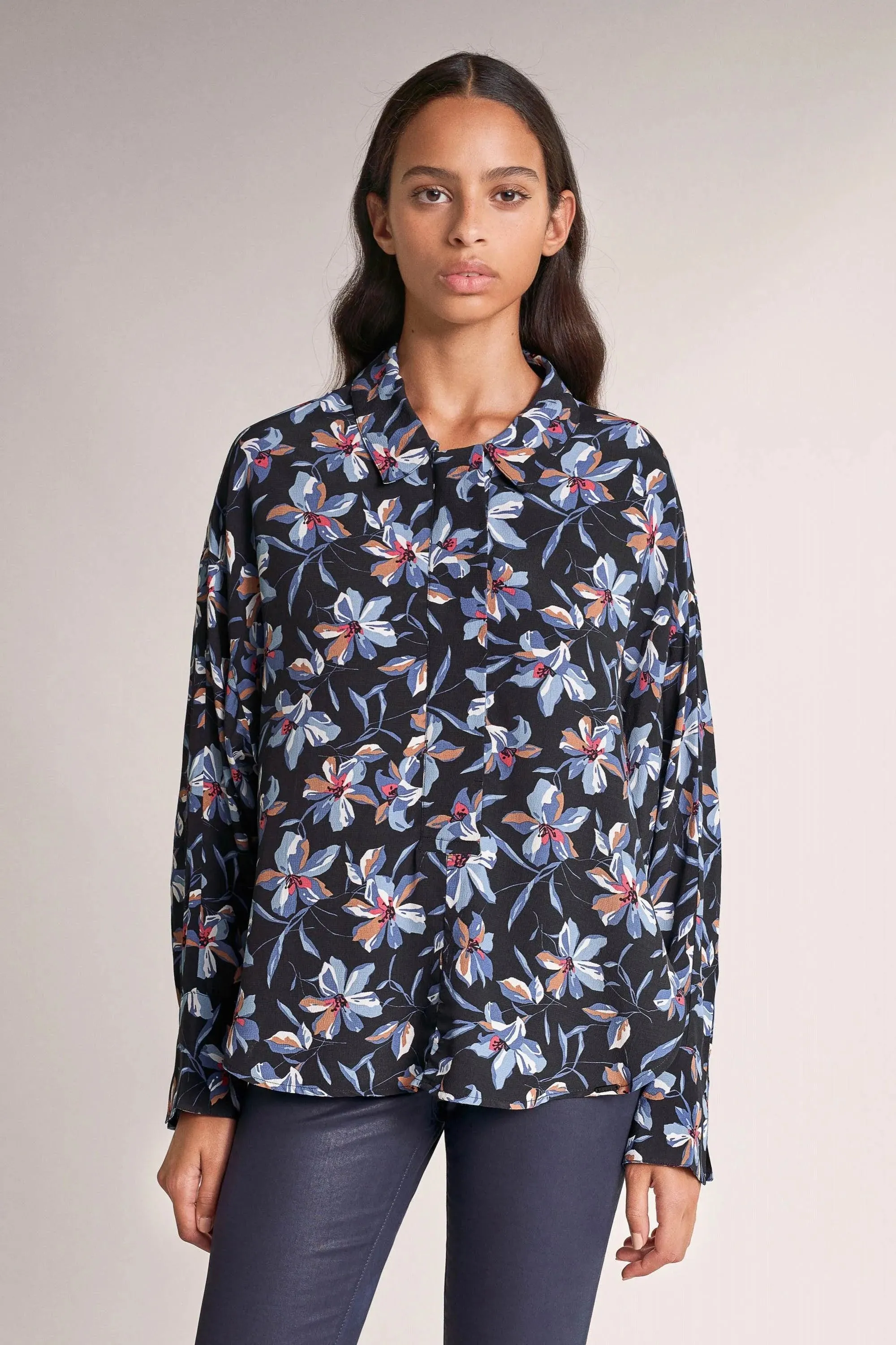 Blusa con estampado de flores