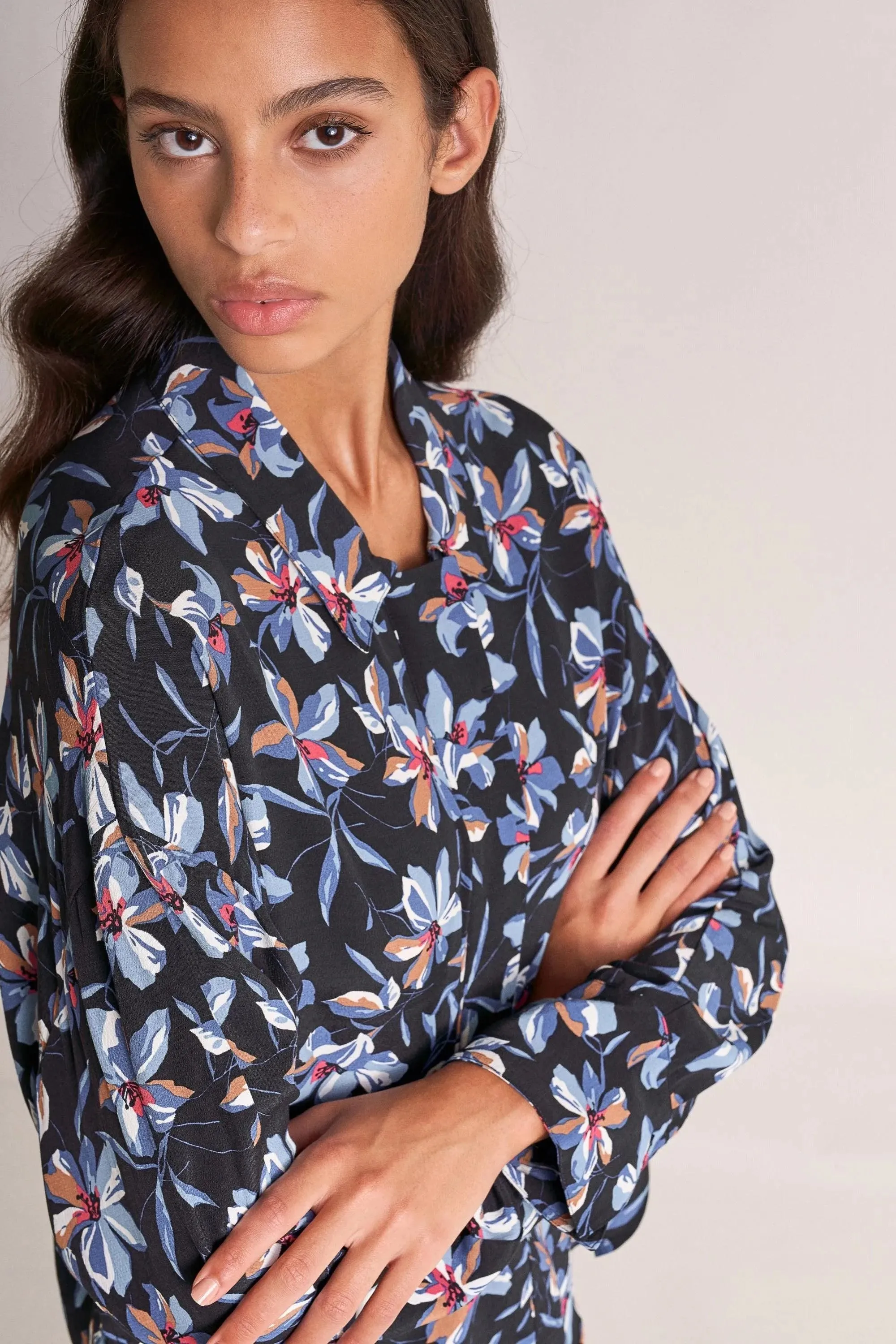 Blusa con estampado de flores