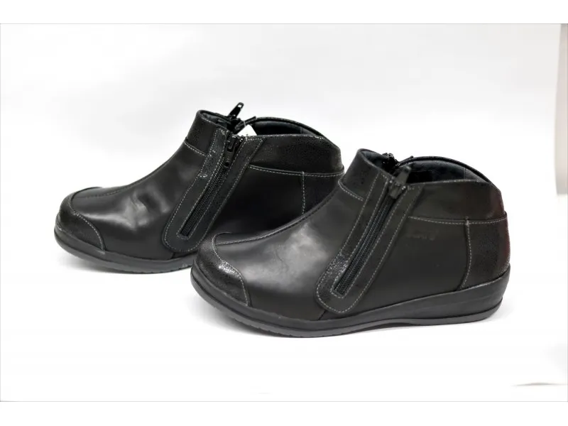 BOTIN ANCHO ESPECIAL CON DOBLE CREMALLERA SUAVE BY LEYLAND 3116 EN COLOR NEGRO