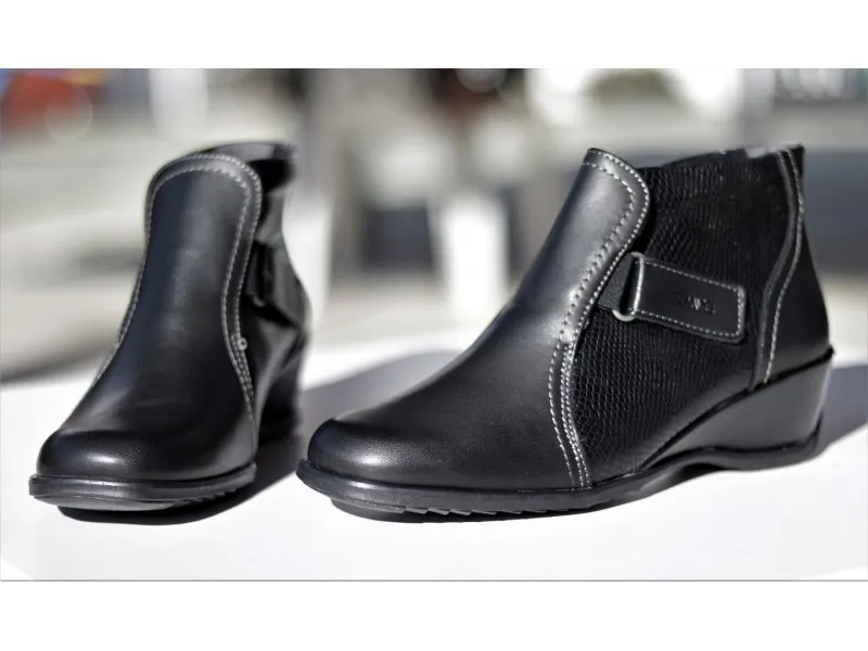 BOTÍN DE PIEL CON CIERRE DE VELCRO 3601 SUAVE BY LEYLAND EN NEGRO