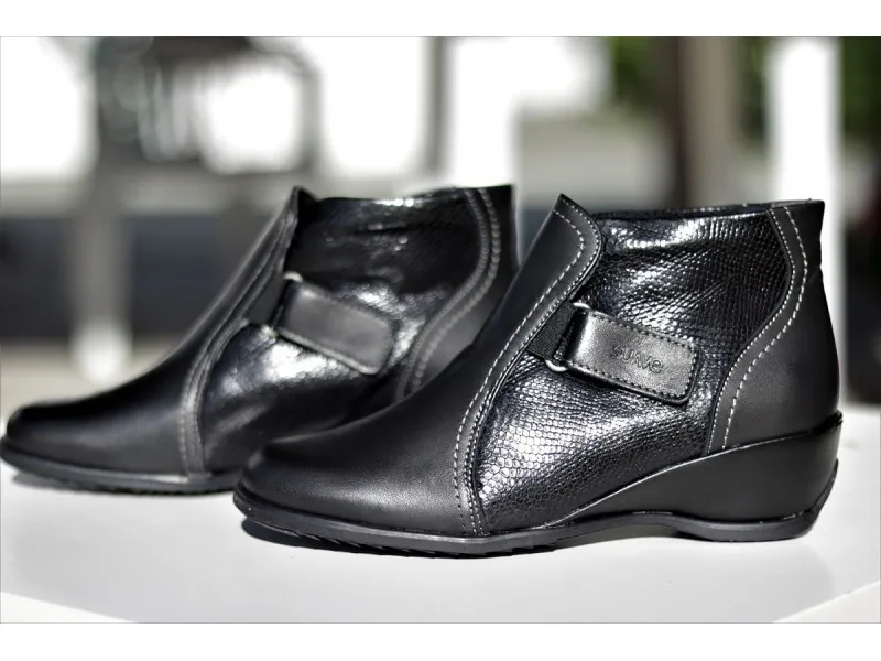 BOTÍN DE PIEL CON CIERRE DE VELCRO 3601 SUAVE BY LEYLAND EN NEGRO