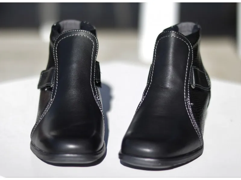 BOTÍN DE PIEL CON CIERRE DE VELCRO 3601 SUAVE BY LEYLAND EN NEGRO