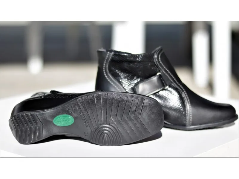 BOTÍN DE PIEL CON CIERRE DE VELCRO 3601 SUAVE BY LEYLAND EN NEGRO