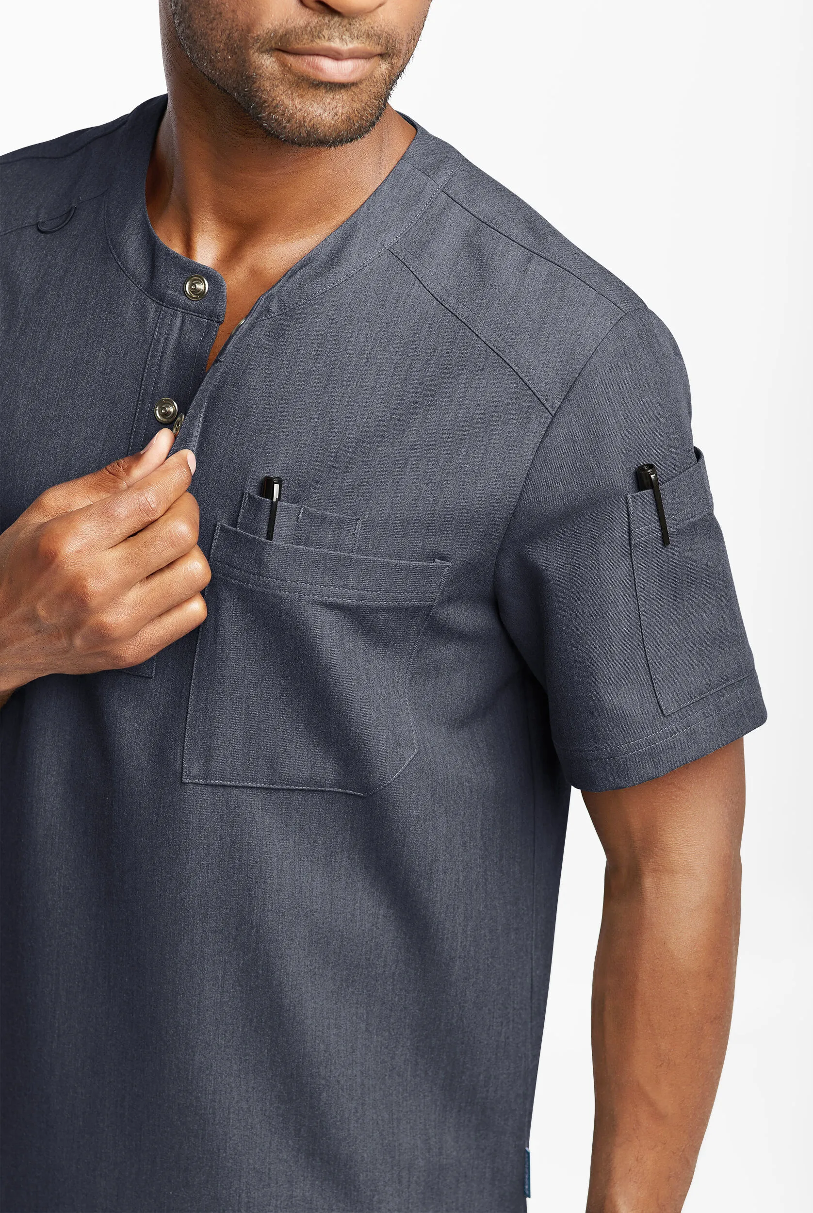 CAMISA M&EACUTE;DICA MOVEMENT BY BUTTERSOFT ECLIPSE HENLEY CON 3 BOLSILLOS PARA HOMBRE 