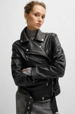 Chaqueta de piel con cinturón y cremallera asimétrica