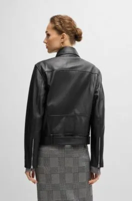 Chaqueta de piel con cinturón y cremallera asimétrica