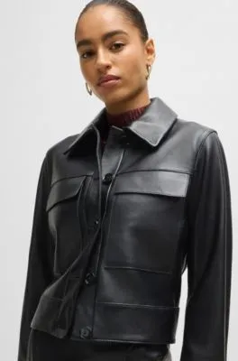 Chaqueta de piel con puños en contraste y cierre de botones