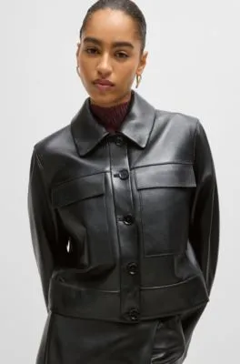 Chaqueta de piel con puños en contraste y cierre de botones