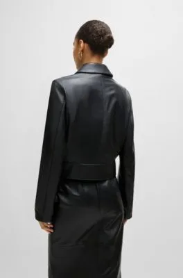 Chaqueta de piel con puños en contraste y cierre de botones