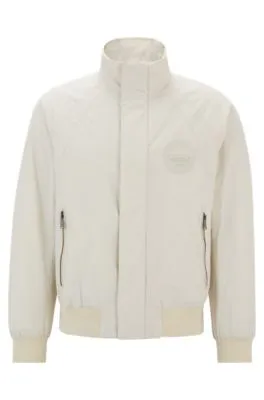 Chaqueta Porsche x BOSS repelente al agua con detalle especial de la marca