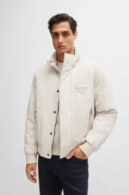 Chaqueta Porsche x BOSS repelente al agua con detalle especial de la marca