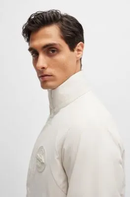Chaqueta Porsche x BOSS repelente al agua con detalle especial de la marca