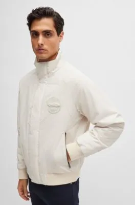 Chaqueta Porsche x BOSS repelente al agua con detalle especial de la marca