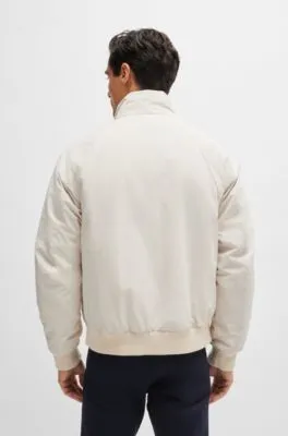 Chaqueta Porsche x BOSS repelente al agua con detalle especial de la marca
