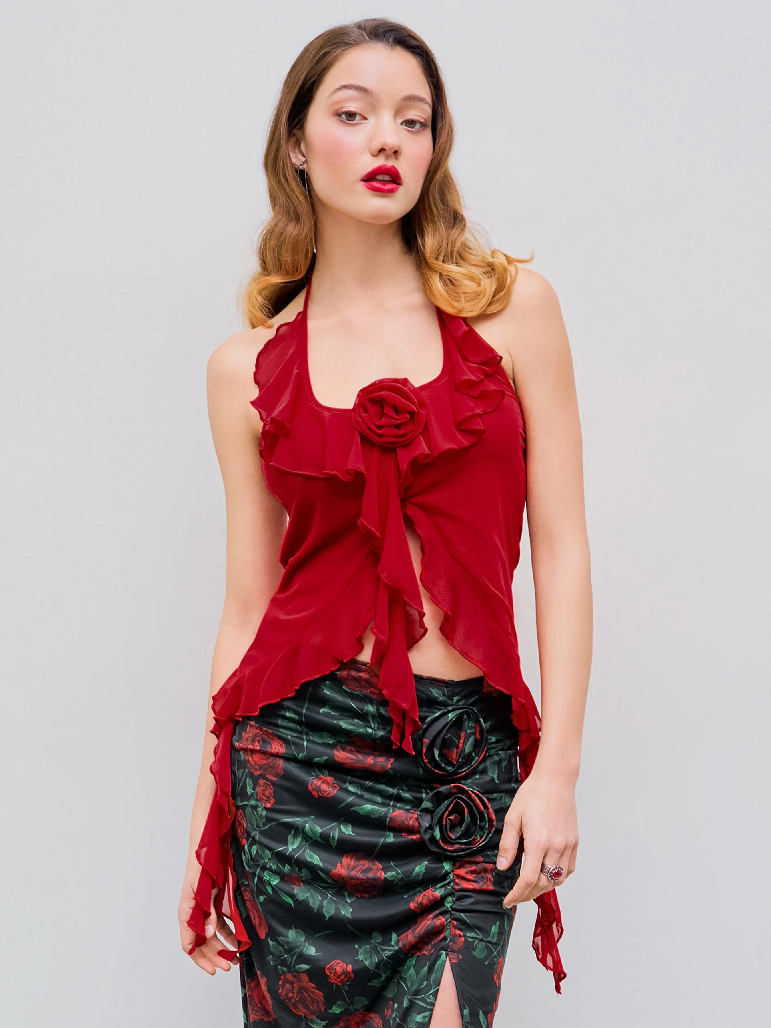 Crop Top de Cuello Halter con Rosetas y Volante en el Dobladillo de Malla
