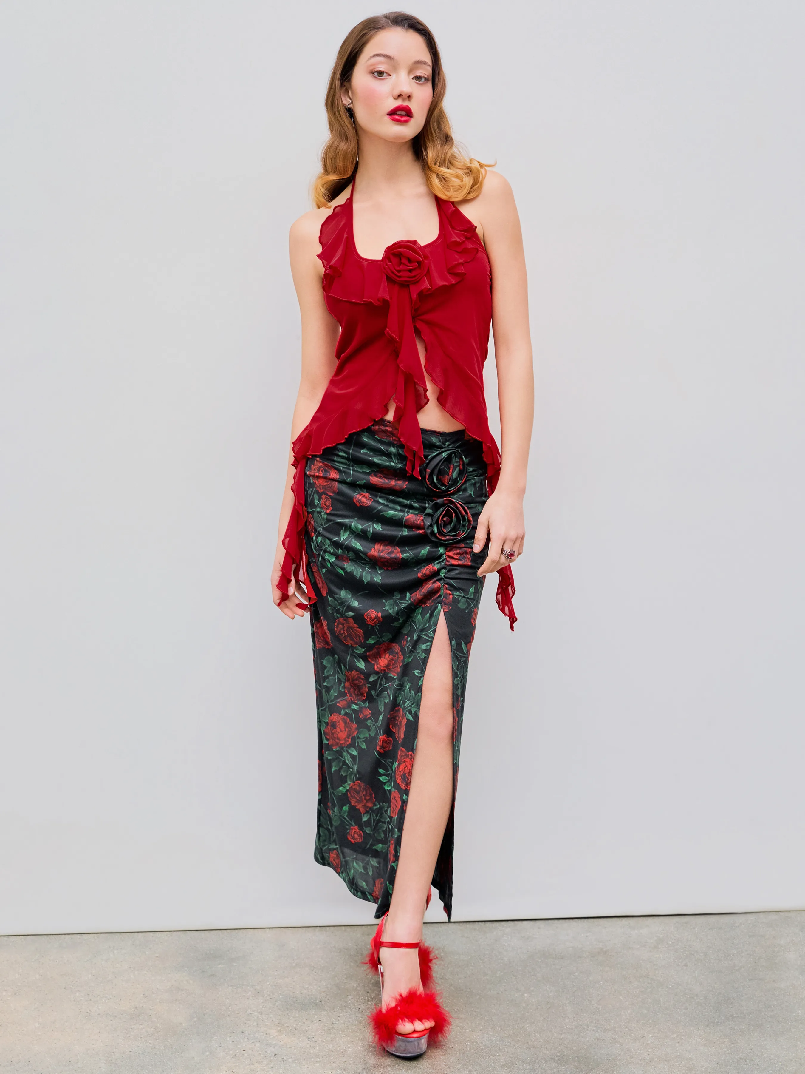 Crop Top de Cuello Halter con Rosetas y Volante en el Dobladillo de Malla