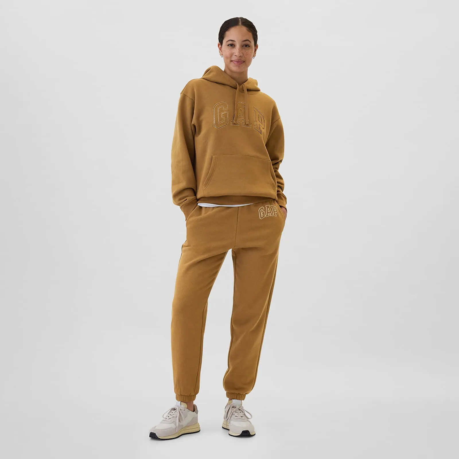 GAP Logo Jogger Palomino Brown Global M