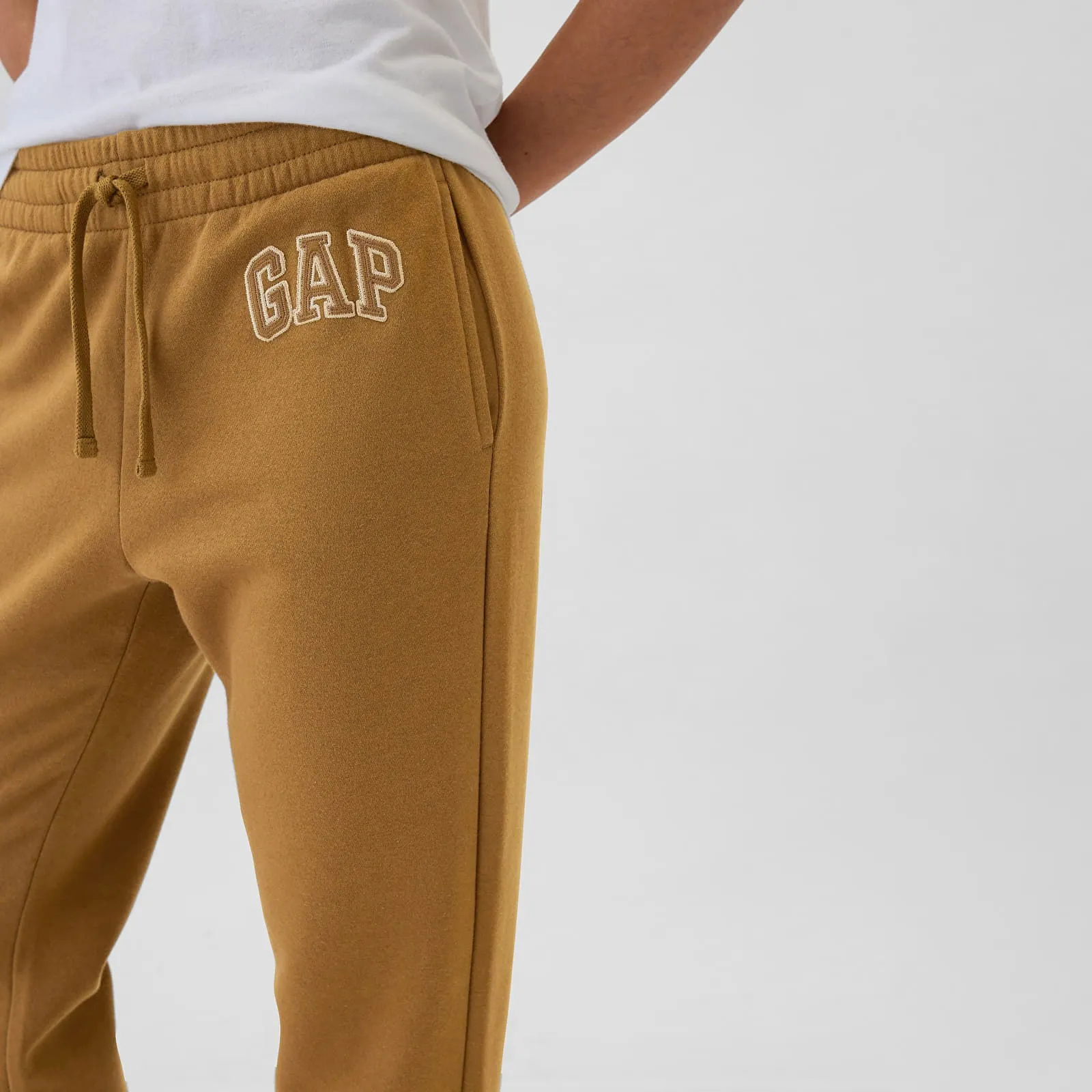 GAP Logo Jogger Palomino Brown Global M