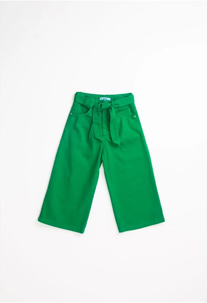 Jeans culotte unicolor con cinturón.