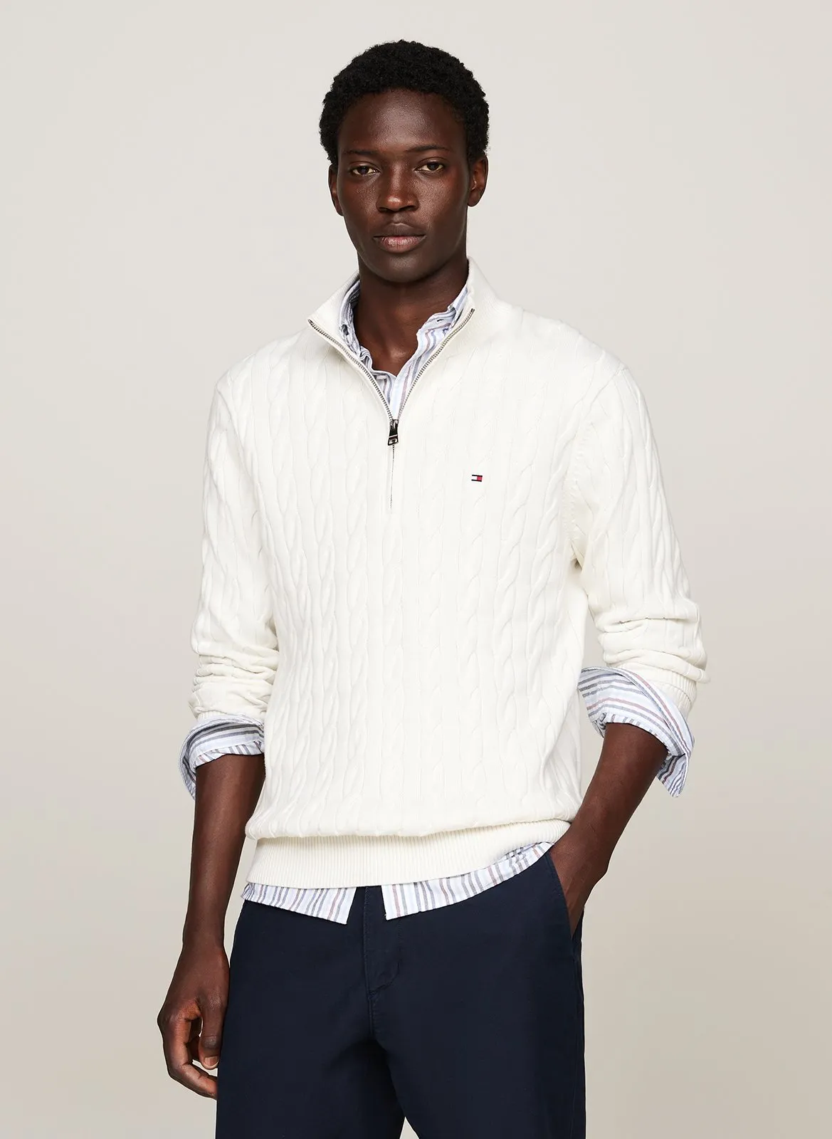 Jersey de algodón orgánico con cuello alto en blanco