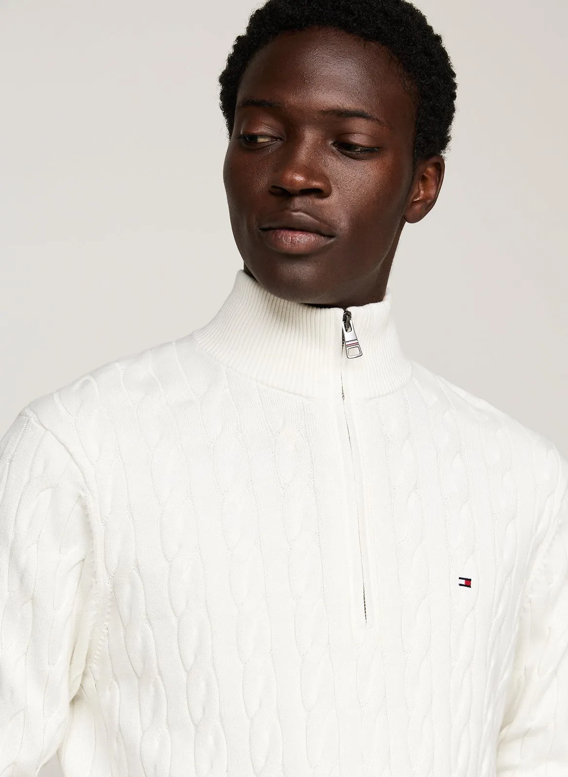 Jersey de algodón orgánico con cuello alto en blanco