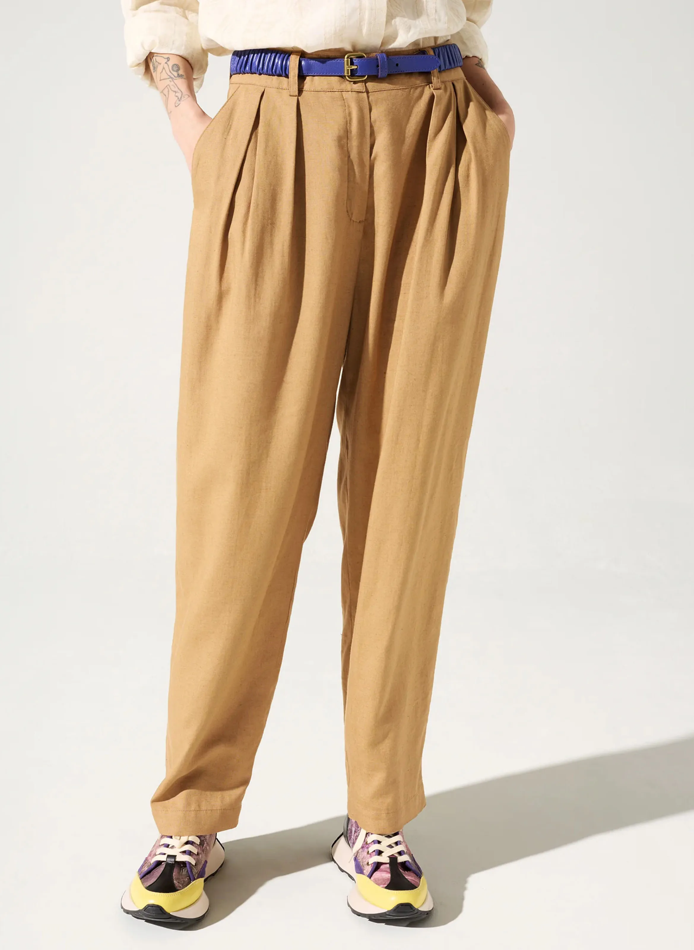 LOUKA  PANTALóN DE TALLE ALTO CON PINZAS EN MARRON