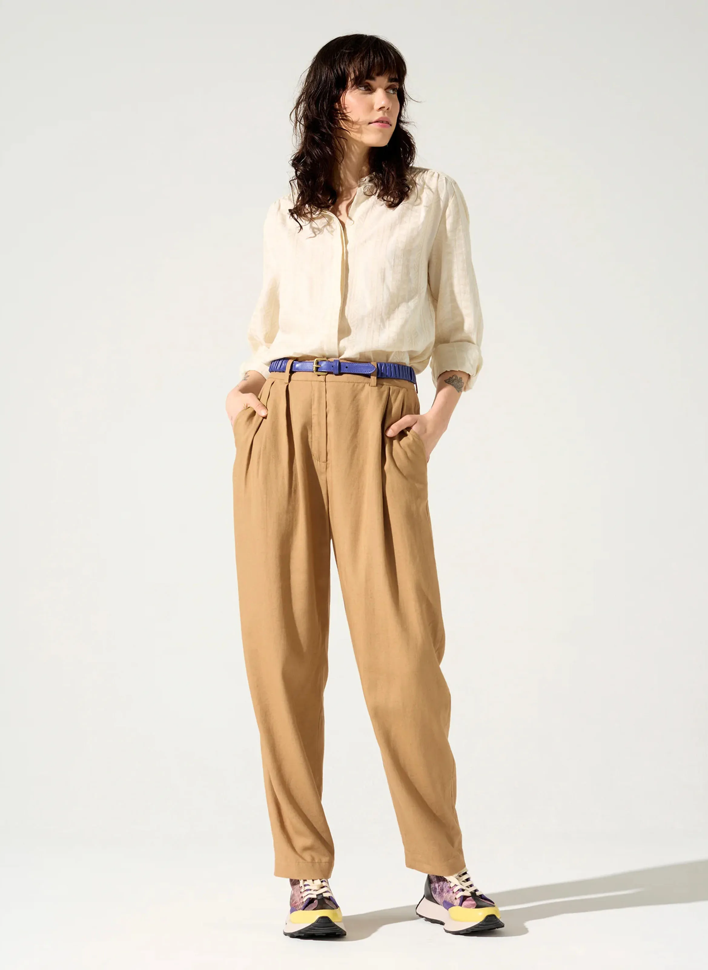 LOUKA  PANTALóN DE TALLE ALTO CON PINZAS EN MARRON