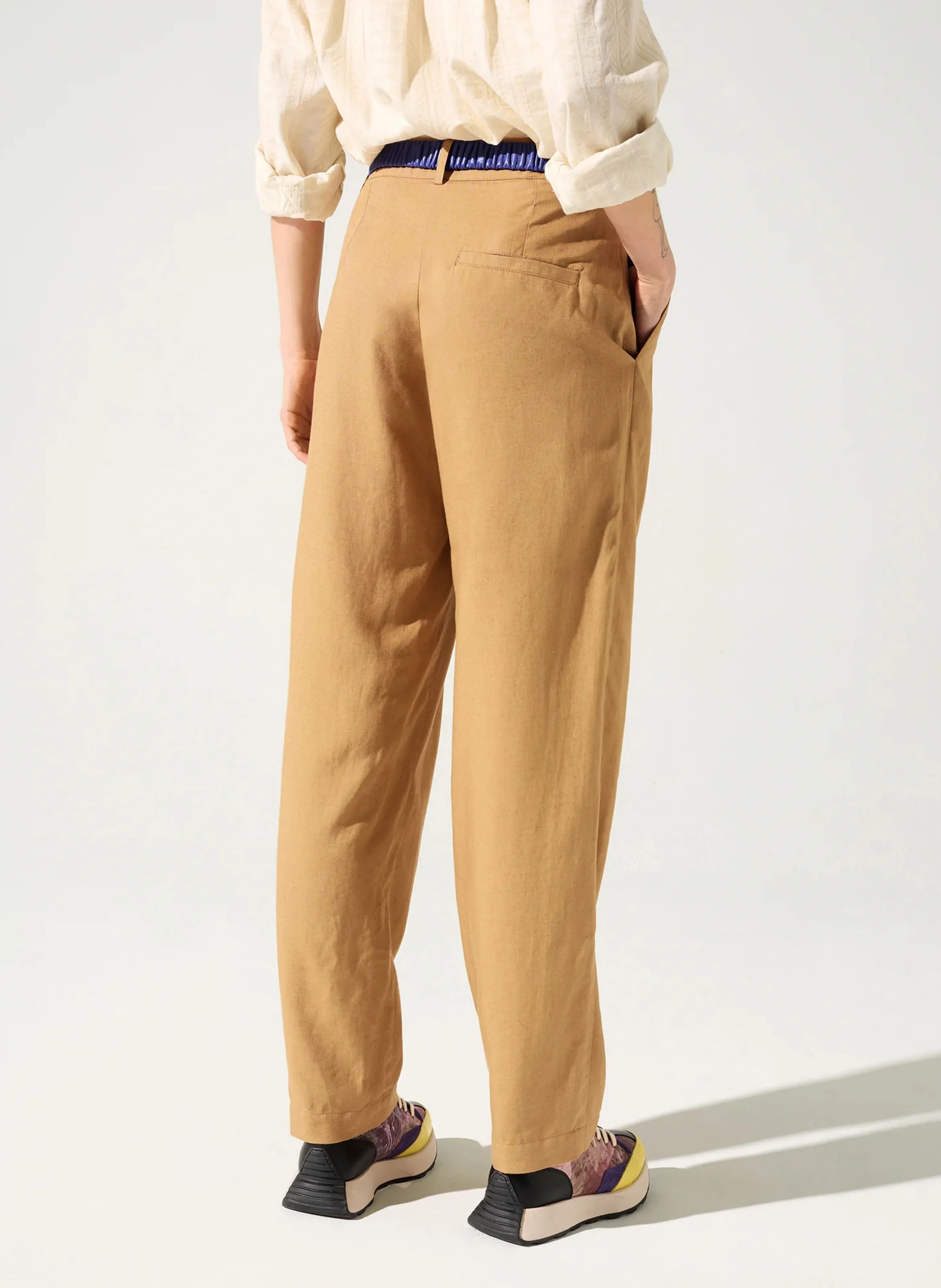 LOUKA  PANTALóN DE TALLE ALTO CON PINZAS EN MARRON