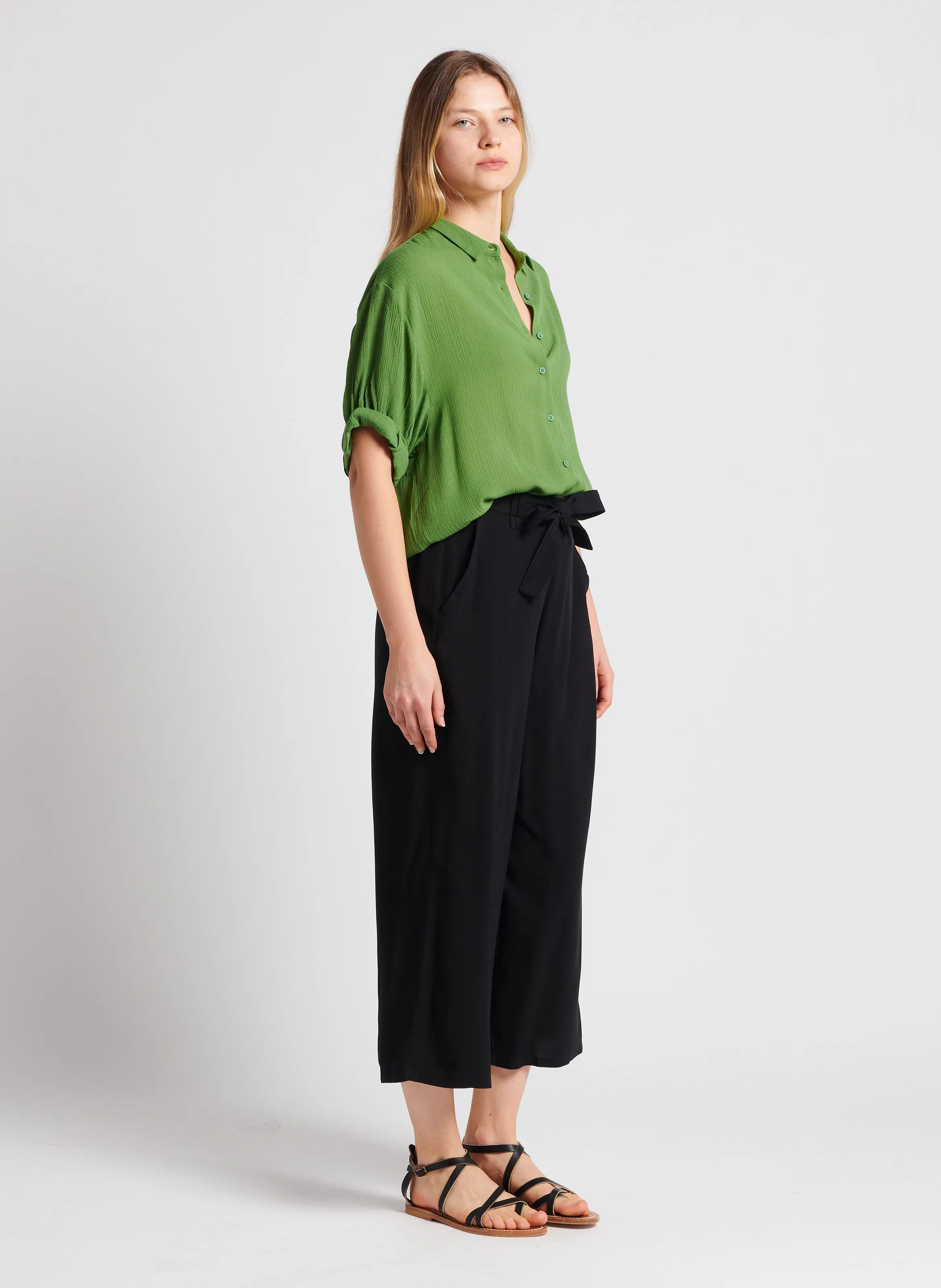 MARIE SIXTINE SANDRO  PANTALóN FLUIDO DE TALLE MEDIO ALTO EN NEGRO