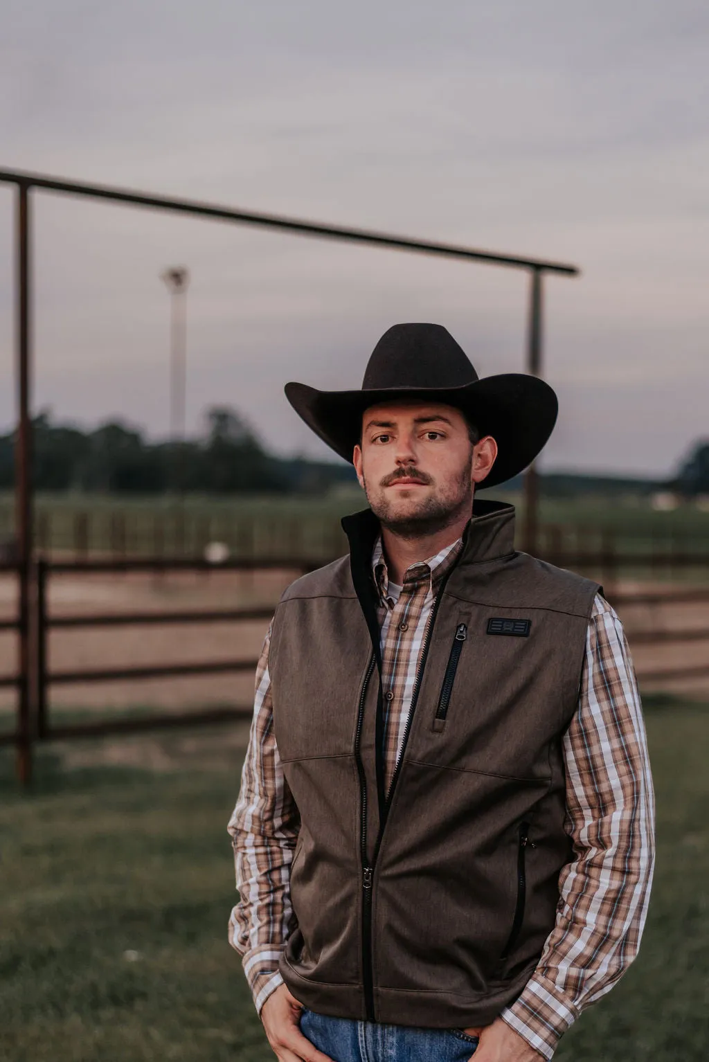 MEN'S CINCH BROWN SOFTSHELL VEST