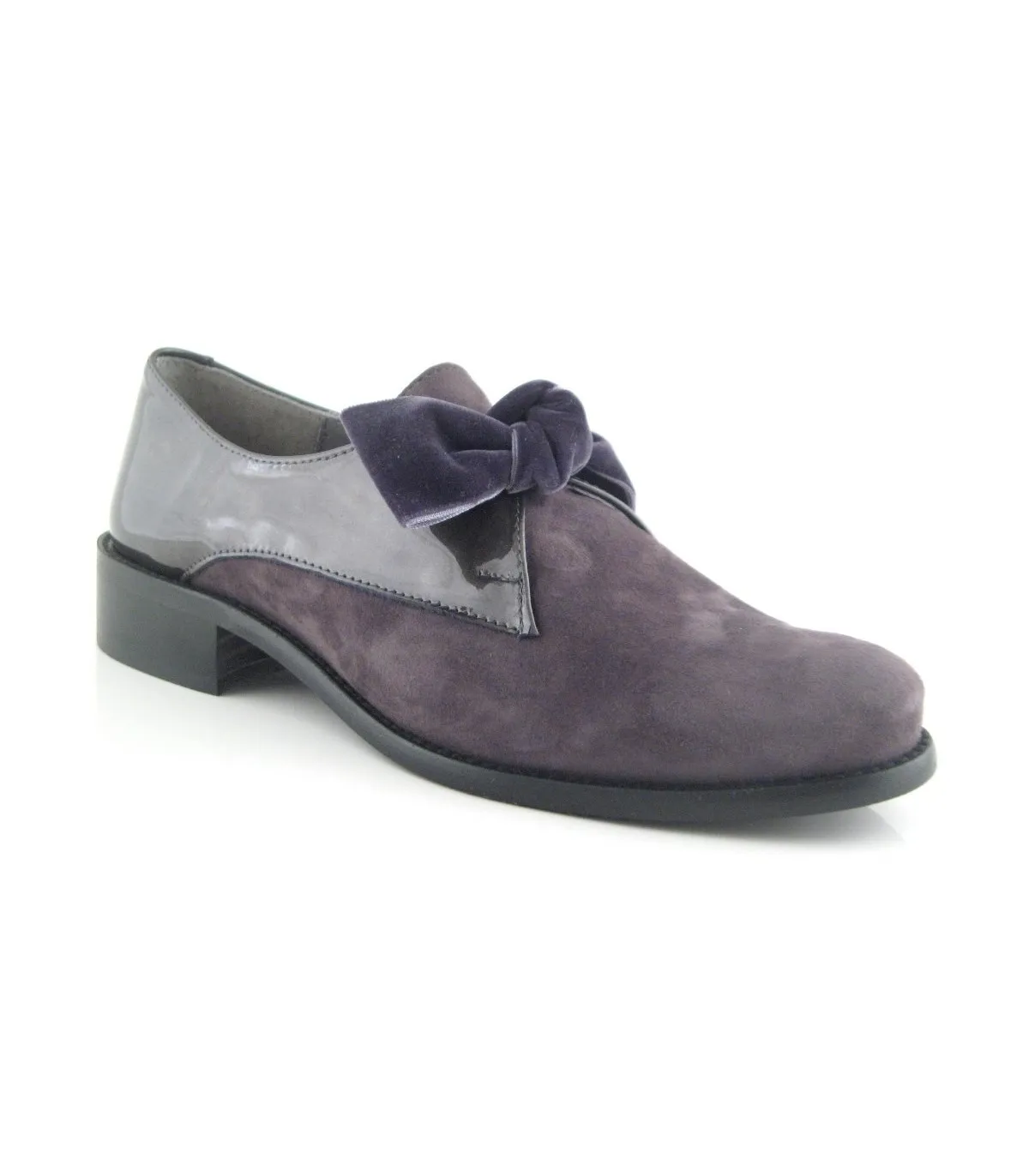 Mocasín con lazo en charol y suede gris