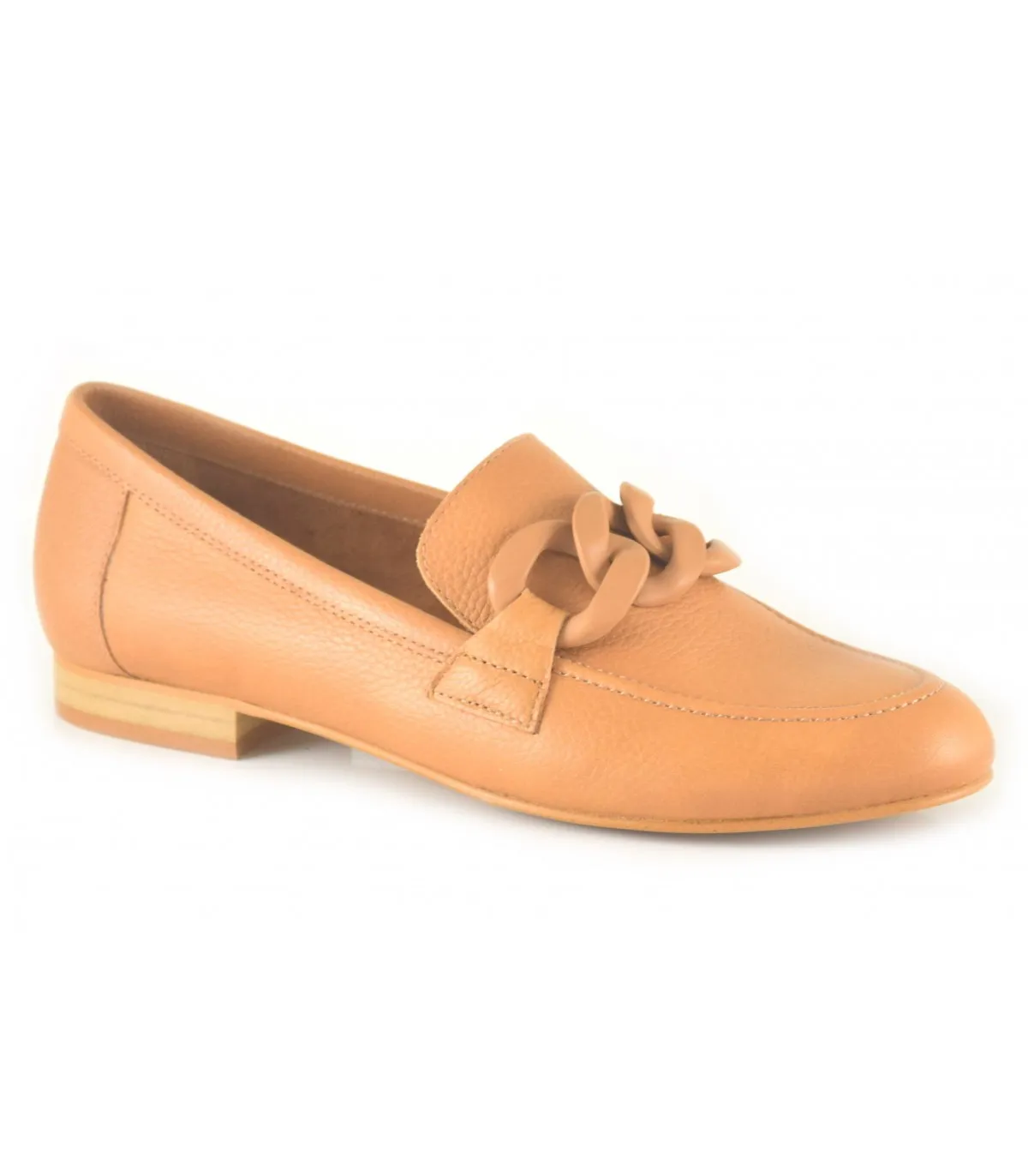 Mocasín de piel con cadena en el empeine