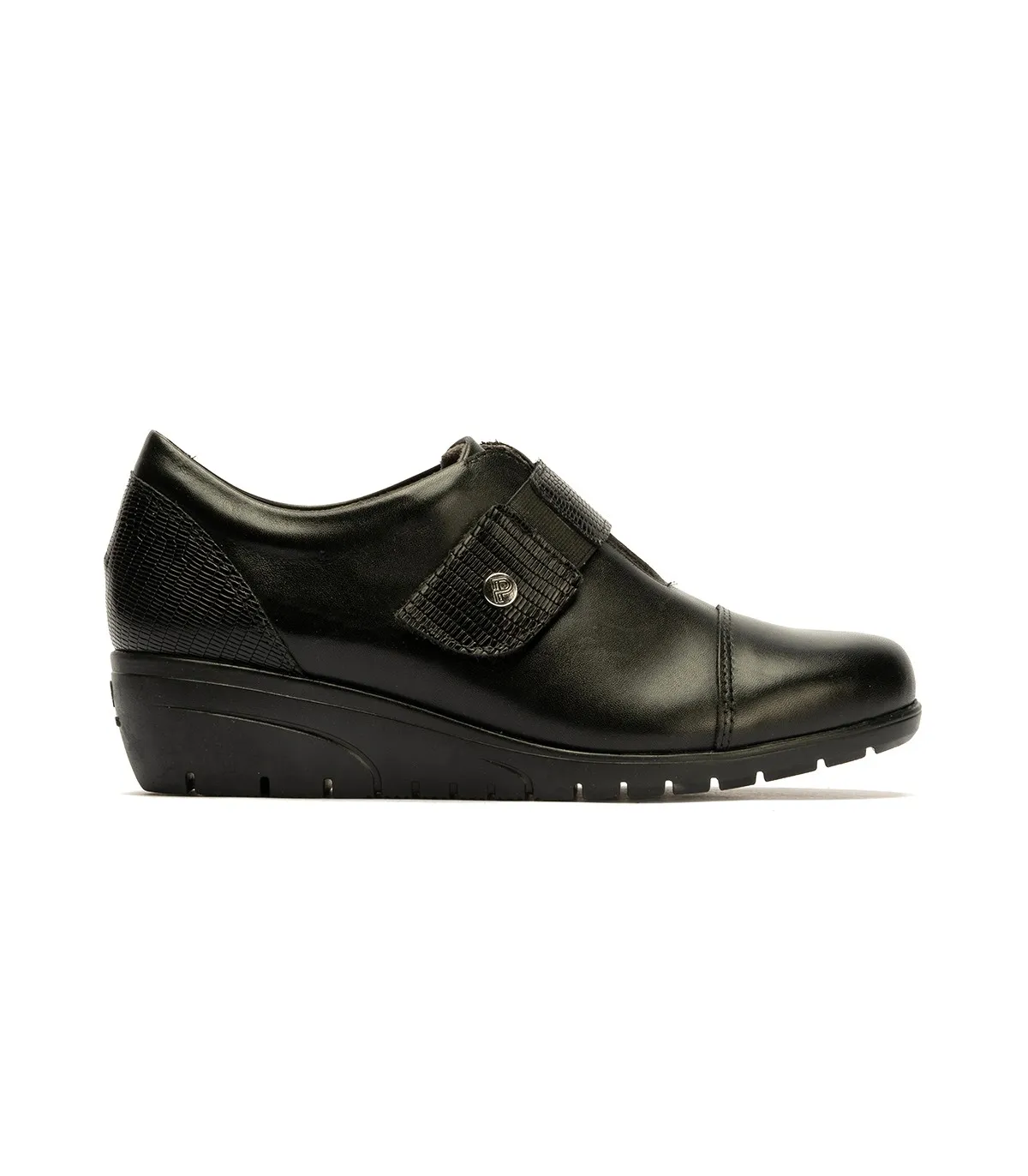 Mocasín en color negro con cierre de velcro