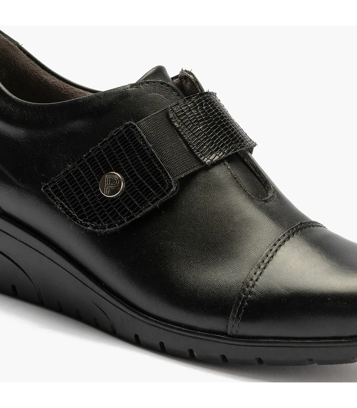 Mocasín en color negro con cierre de velcro