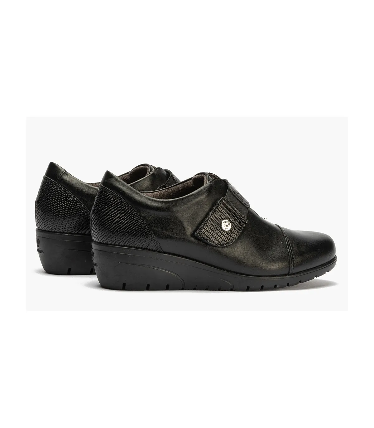 Mocasín en color negro con cierre de velcro