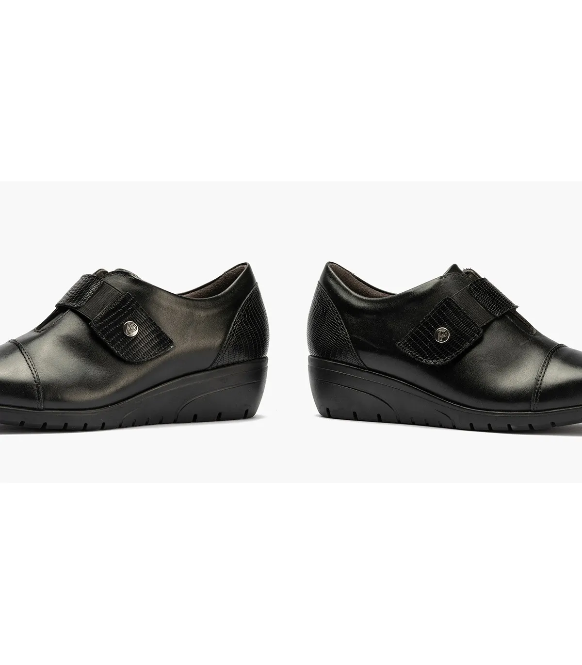 Mocasín en color negro con cierre de velcro