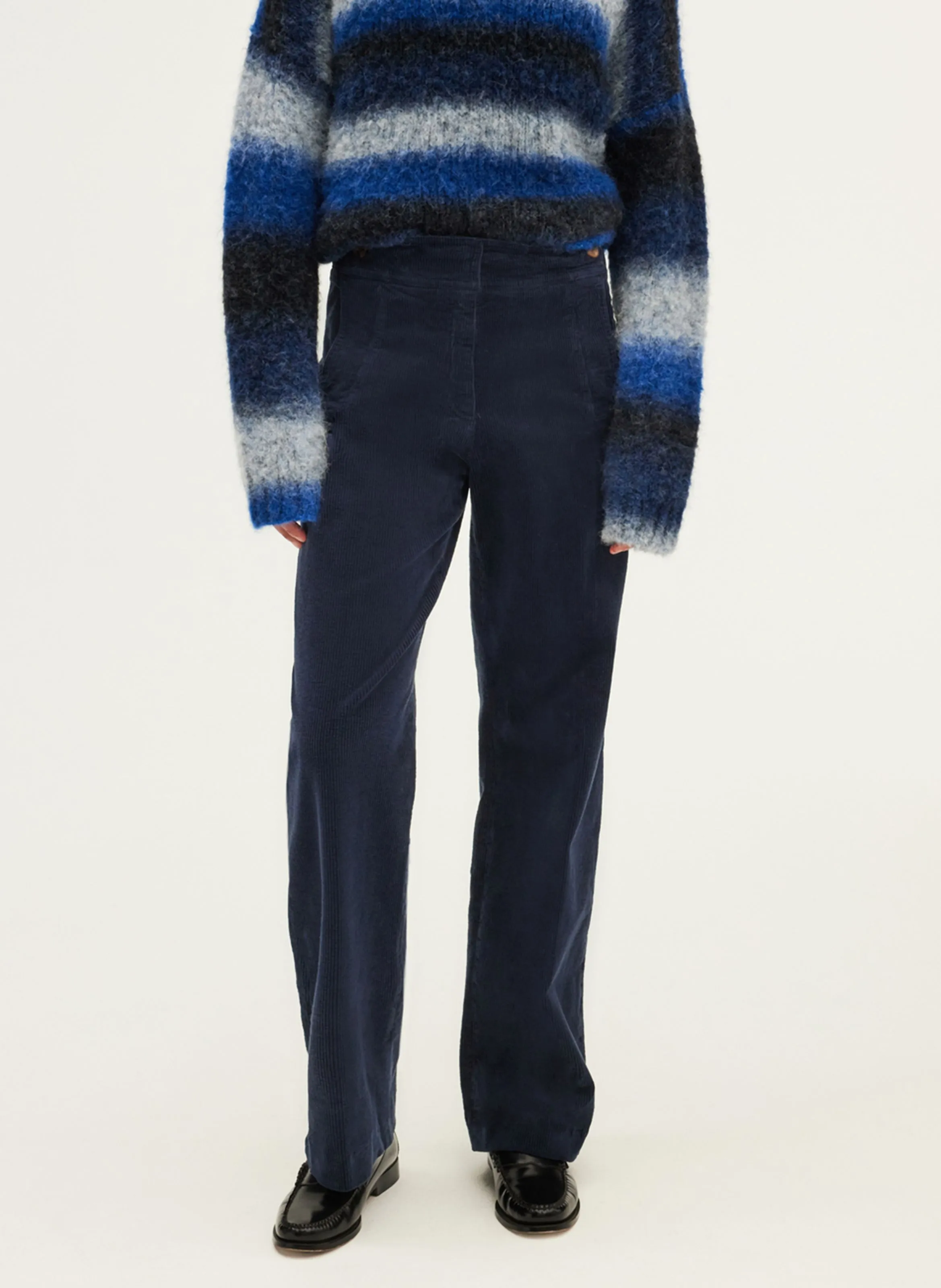 PABLO NUR  PANTALóN CHINO RECTO DE PANA EN AZUL