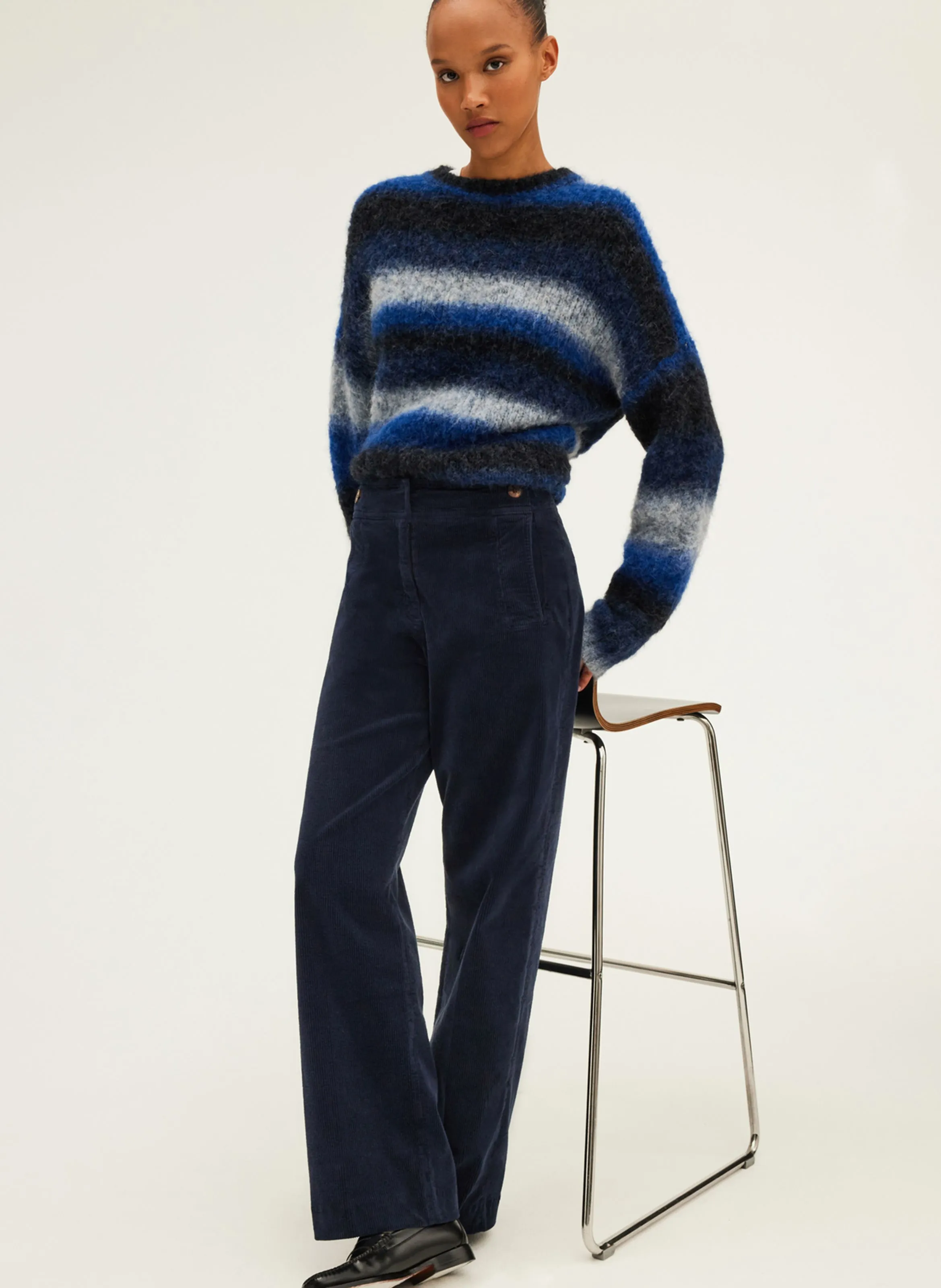PABLO NUR  PANTALóN CHINO RECTO DE PANA EN AZUL