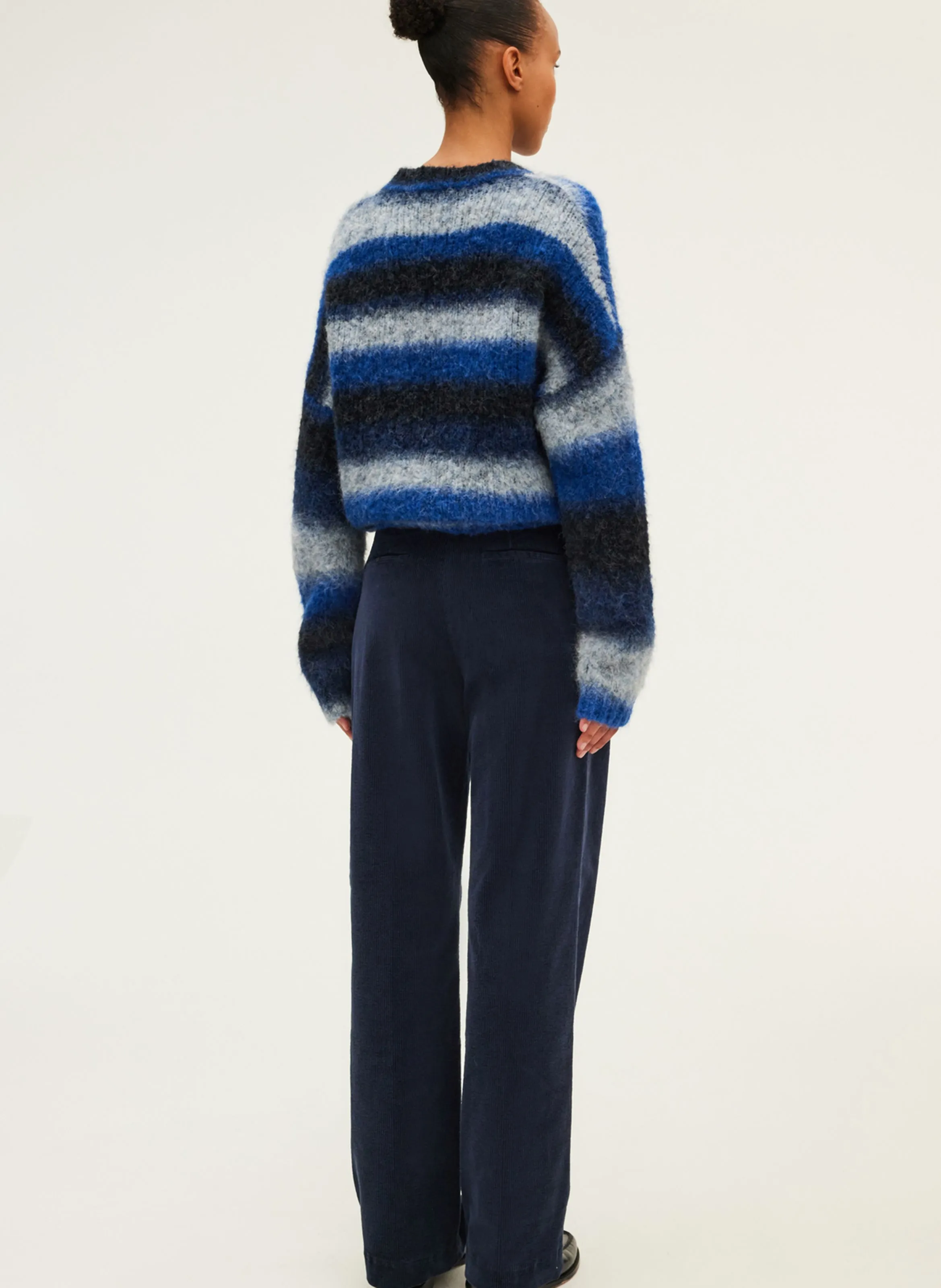 PABLO NUR  PANTALóN CHINO RECTO DE PANA EN AZUL