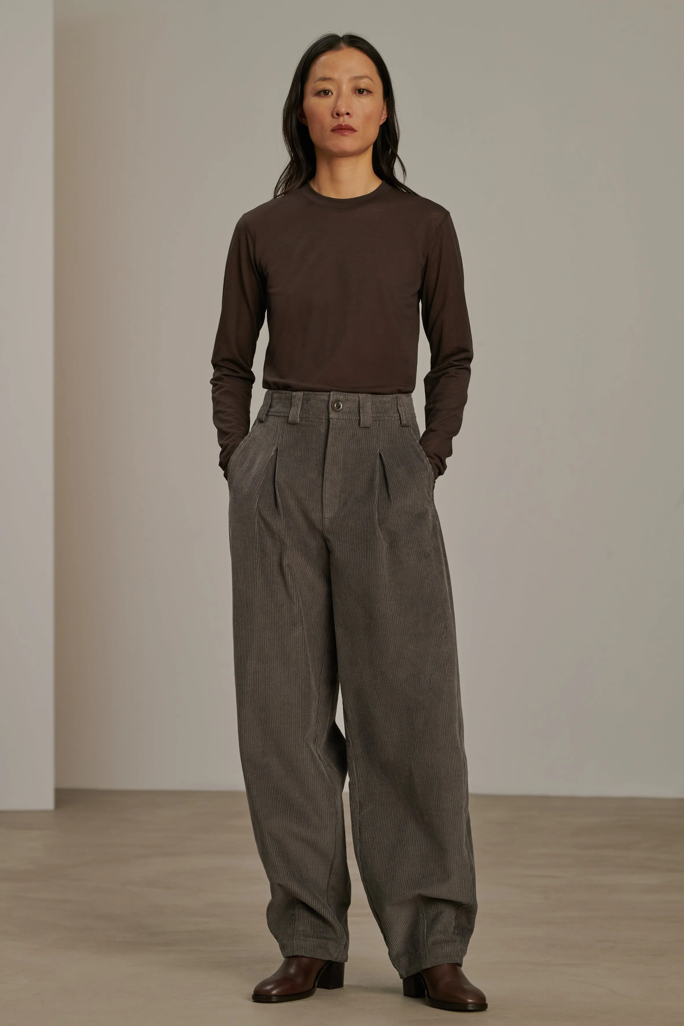 PANTALÓN TIMON Pantalón con pliegues en terciopelo 500 rayas