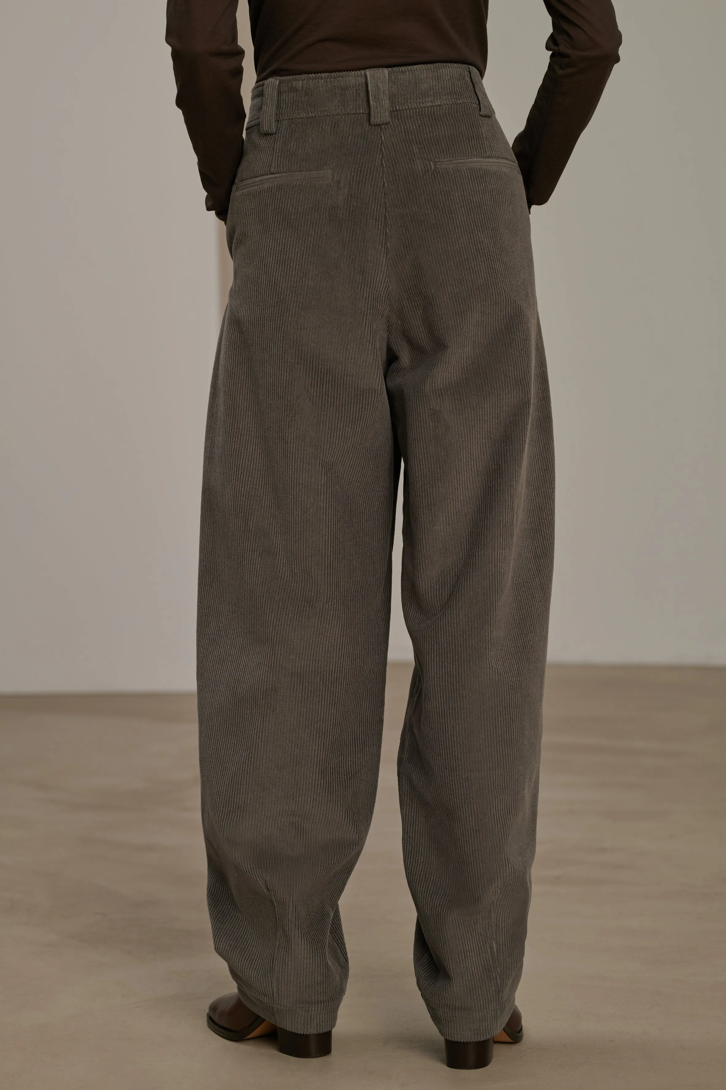 PANTALÓN TIMON Pantalón con pliegues en terciopelo 500 rayas