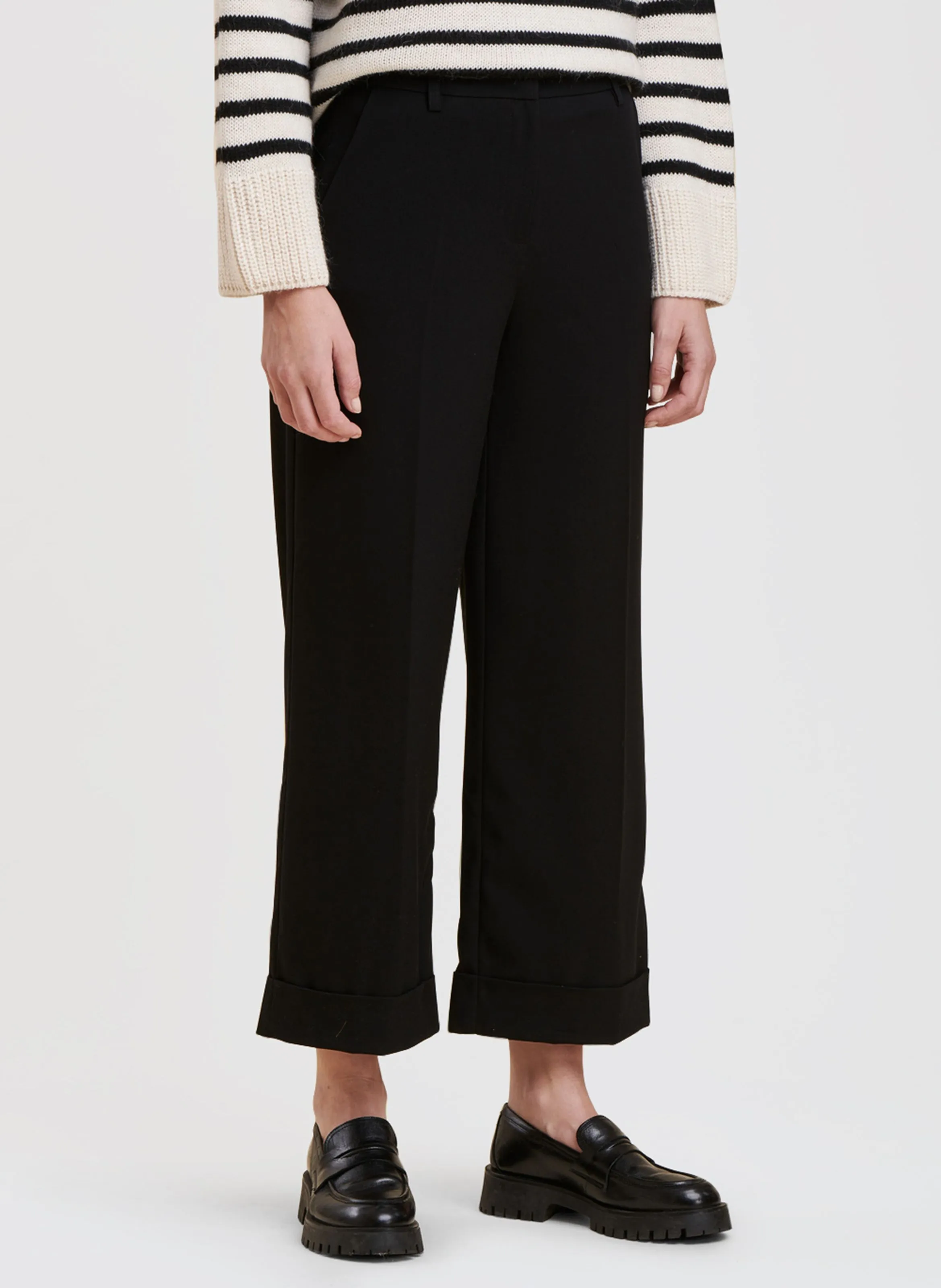 Pantalón ancho con vuelta en negro