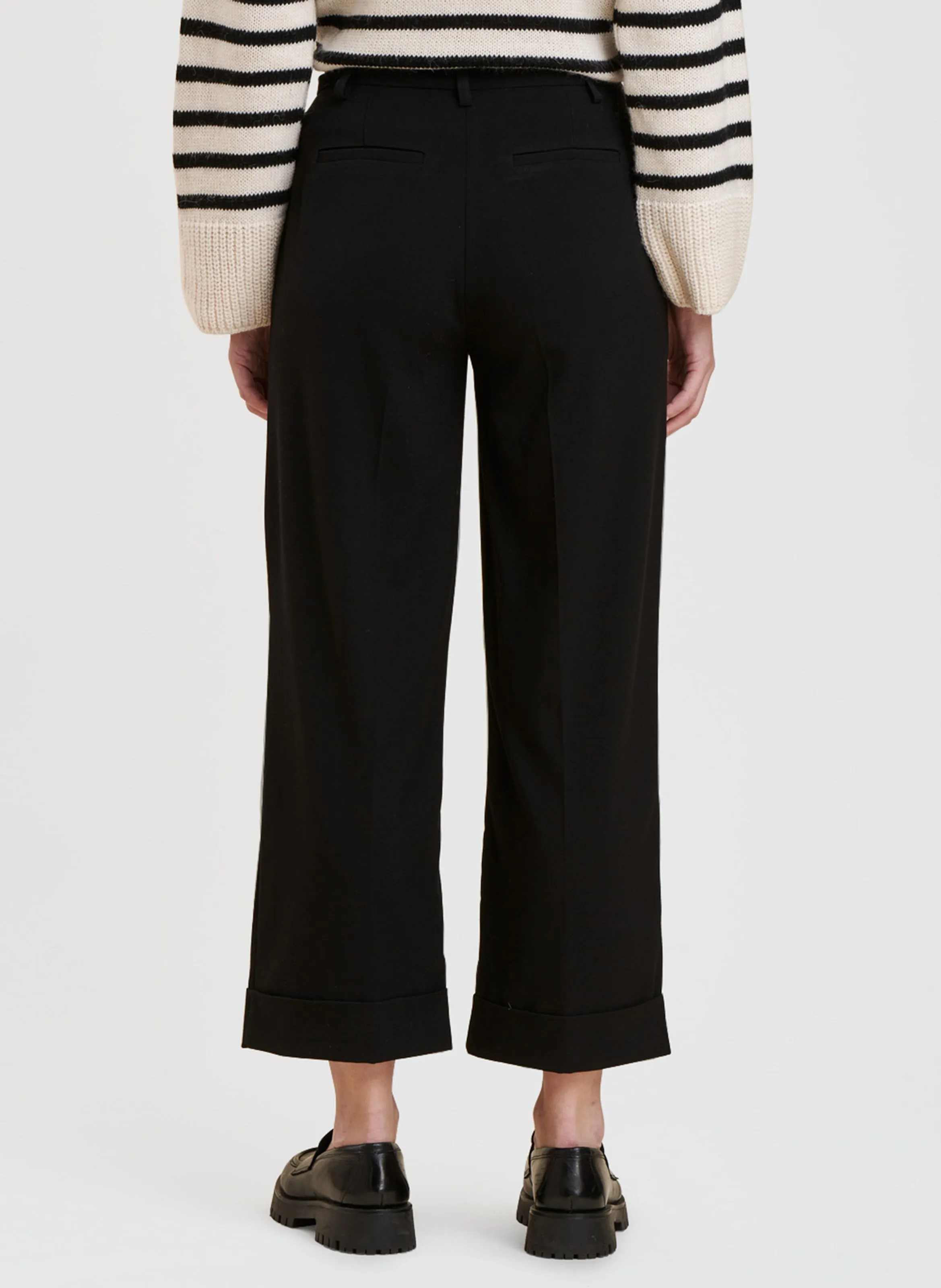 Pantalón ancho con vuelta en negro