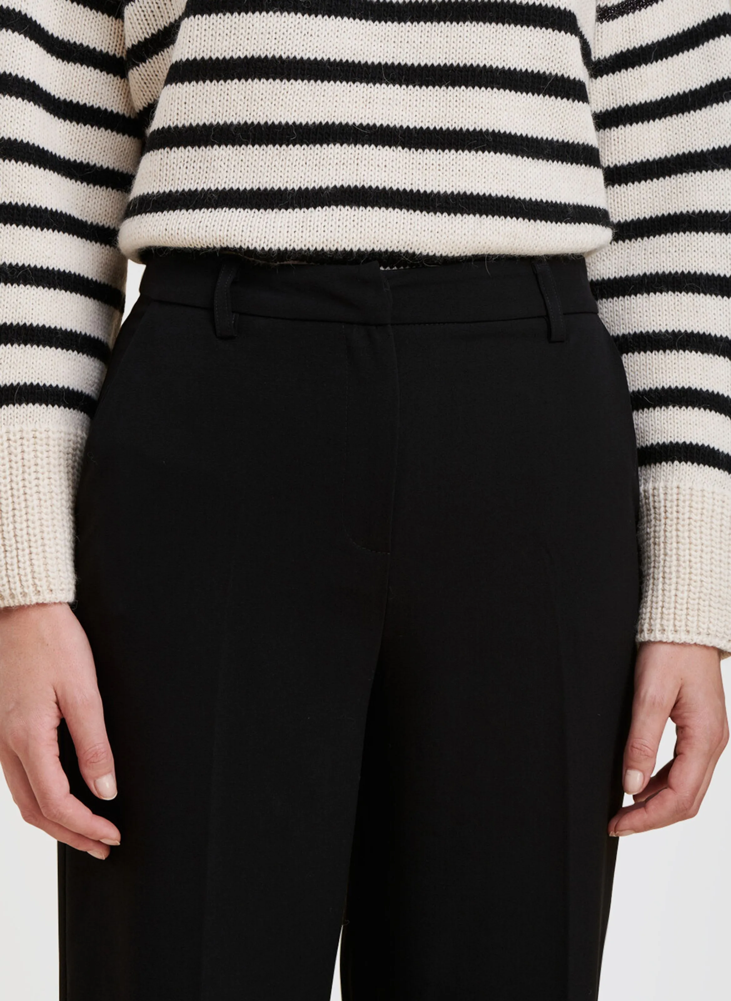 Pantalón ancho con vuelta en negro